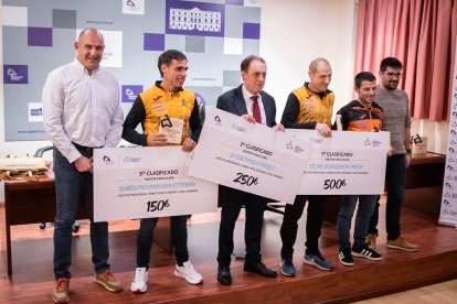 Benito Serrano recibe a los 22 ganadores de una primera edición que reparte un total de 12.600 euros.