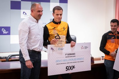 Benito Serrano recibe a los 22 ganadores de una primera edición que reparte un total de 12.600 euros.