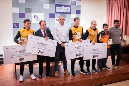 Benito Serrano recibe a los 22 ganadores de una primera edición que reparte un total de 12.600 euros.