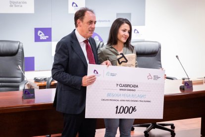 Benito Serrano recibe a los 22 ganadores de una primera edición que reparte un total de 12.600 euros.