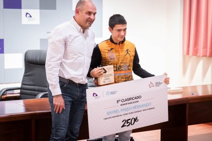 Benito Serrano recibe a los 22 ganadores de una primera edición que reparte un total de 12.600 euros.