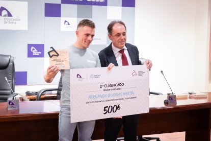 Benito Serrano recibe a los 22 ganadores de una primera edición que reparte un total de 12.600 euros.