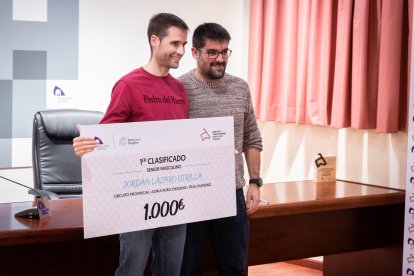 Benito Serrano recibe a los 22 ganadores de una primera edición que reparte un total de 12.600 euros.