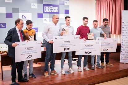 Benito Serrano recibe a los 22 ganadores de una primera edición que reparte un total de 12.600 euros.