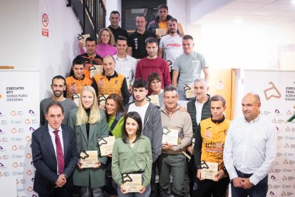 Benito Serrano recibe a los 22 ganadores de una primera edición que reparte un total de 12.600 euros.