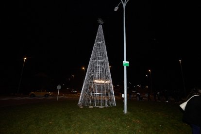 La Navidad da comienzo en Golmayo con el encendido de un árbol navideño.