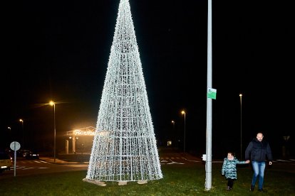 La Navidad da comienzo en Golmayo con el encendido de un árbol navideño.