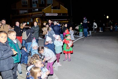 La Navidad da comienzo en Golmayo con el encendido de un árbol navideño.