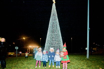 La Navidad da comienzo en Golmayo con el encendido de un árbol navideño.