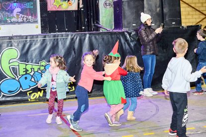 La Navidad da comienzo en Golmayo con el encendido de un árbol navideño.