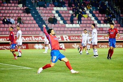 Un doblete de Dani García y otro gol de Juancho neutralizan la ventaja inicial de los asturianos.