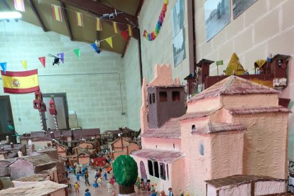 Se ha recreado el pueblo en una maqueta similar a como era hace medio siglo.