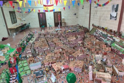 Se ha recreado el pueblo en una maqueta similar a como era hace medio siglo.