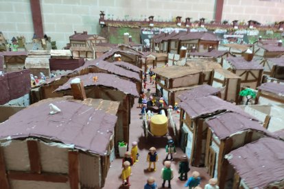 Se ha recreado el pueblo en una maqueta similar a como era hace medio siglo.