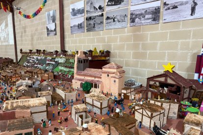 Se ha recreado el pueblo en una maqueta similar a como era hace medio siglo.