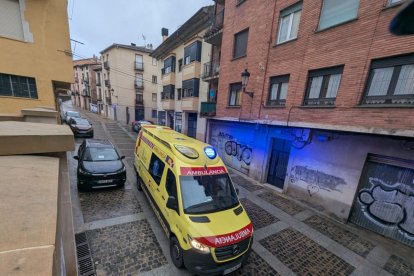Ambulancia llegando al lugar de los hechos.