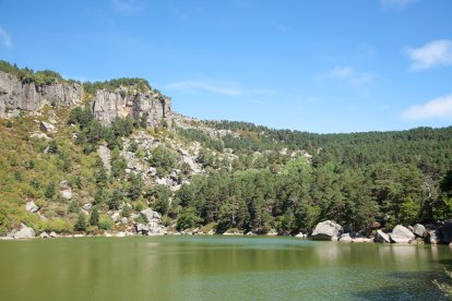 El agua cambia de tono según la luz, el cielo y la estación: aquí, la Laguna Negra en su versión más luminosa y serena