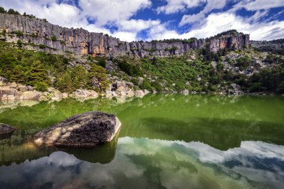 En días despejados, la Laguna Negra revela todo su esplendor natural: un destino de paz, aire puro y leyendas eternas