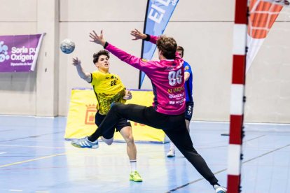 El Balonmano Soria contó con el apoyo de la afición durante todo el partido