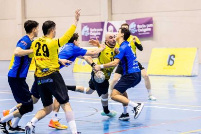 El Balonmano Soria contó con el apoyo de la afición durante todo el partido