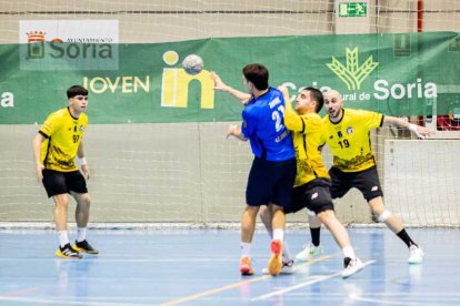 El Balonmano Soria contó con el apoyo de la afición durante todo el partido
