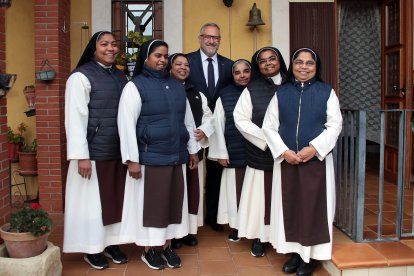 El presidente de las Cortes y de la Fundación de Castilla y León, Carlos Pollán, presenta la feria de convento ‘Dulce Tentación’, junto al director de la entidad, Juan Zapatero, en Toral de los Guzmanes (León)