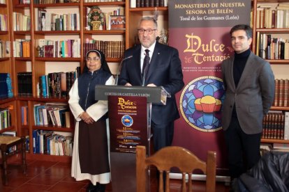 El presidente de las Cortes y de la Fundación de Castilla y León, Carlos Pollán, presenta la feria de convento ‘Dulce Tentación’, junto al director de la entidad, Juan Zapatero, en Toral de los Guzmanes (León)