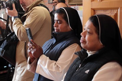 El presidente de las Cortes y de la Fundación de Castilla y León, Carlos Pollán, presenta la feria de convento ‘Dulce Tentación’, junto al director de la entidad, Juan Zapatero, en Toral de los Guzmanes (León)
