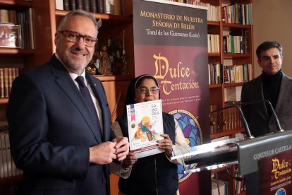 El presidente de las Cortes y de la Fundación de Castilla y León, Carlos Pollán, presenta la feria de convento ‘Dulce Tentación’, junto al director de la entidad, Juan Zapatero, en Toral de los Guzmanes (León)