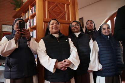 El presidente de las Cortes y de la Fundación de Castilla y León, Carlos Pollán, presenta la feria de convento ‘Dulce Tentación’, junto al director de la entidad, Juan Zapatero, en Toral de los Guzmanes (León)