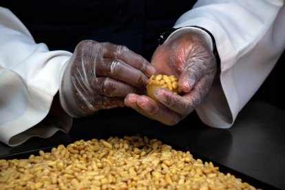 El presidente de las Cortes y de la Fundación de Castilla y León, Carlos Pollán, presenta la feria de convento ‘Dulce Tentación’, junto al director de la entidad, Juan Zapatero, en Toral de los Guzmanes (León)