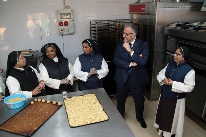 El presidente de las Cortes y de la Fundación de Castilla y León, Carlos Pollán, presenta la feria de convento ‘Dulce Tentación’, junto al director de la entidad, Juan Zapatero, en Toral de los Guzmanes (León)