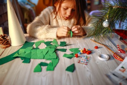 Niña decora la casa usando eleméntos ecológicos