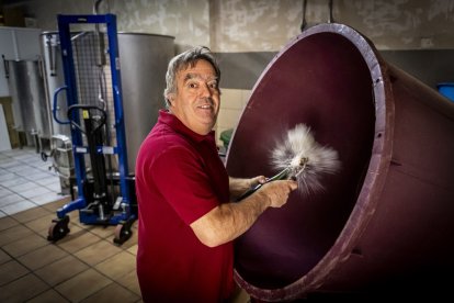 Juan José abre una de las botellas de su espumoso.