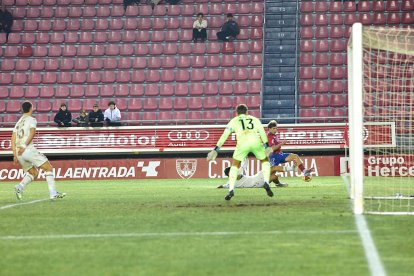 Dos errores defensivos condenan al equipo rojillo.