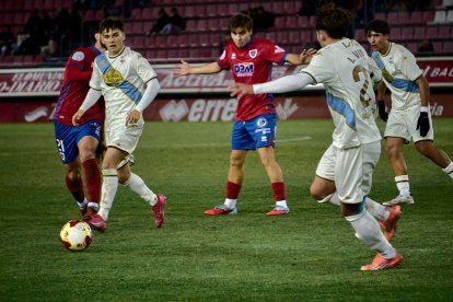 Dos errores defensivos condenan al equipo rojillo.