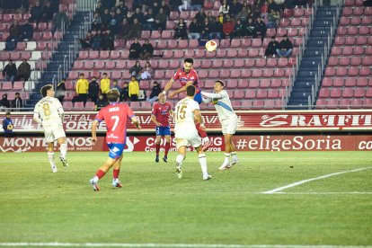 Dos errores defensivos condenan al equipo rojillo.