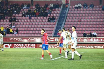 Dos errores defensivos condenan al equipo rojillo.