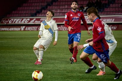 Dos errores defensivos condenan al equipo rojillo.