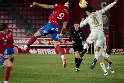 Dos errores defensivos condenan al equipo rojillo.