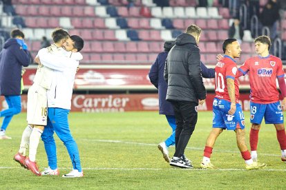 Dos errores defensivos condenan al equipo rojillo.