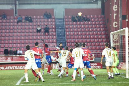 Dos errores defensivos condenan al equipo rojillo.