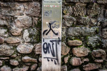 Nuevas pintadas se suman al deterioro de la zona