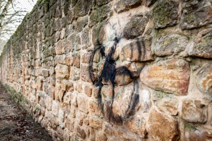 Nuevas pintadas se suman al deterioro de la zona