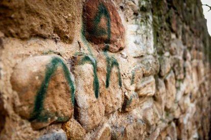 Nuevas pintadas se suman al deterioro de la zona