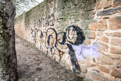 Nuevas pintadas se suman al deterioro de la zona