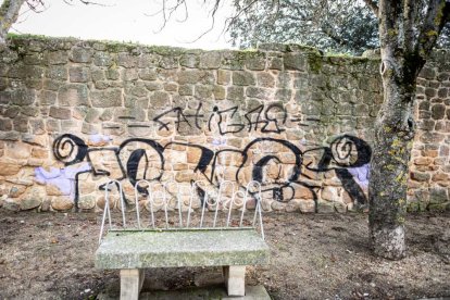 Nuevas pintadas se suman al deterioro de la zona