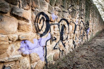 Nuevas pintadas se suman al deterioro de la zona