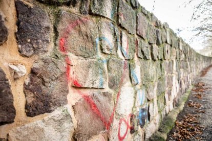 Nuevas pintadas se suman al deterioro de la zona