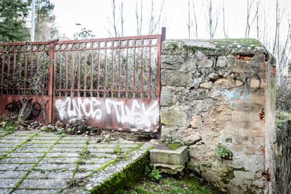 Nuevas pintadas se suman al deterioro de la zona